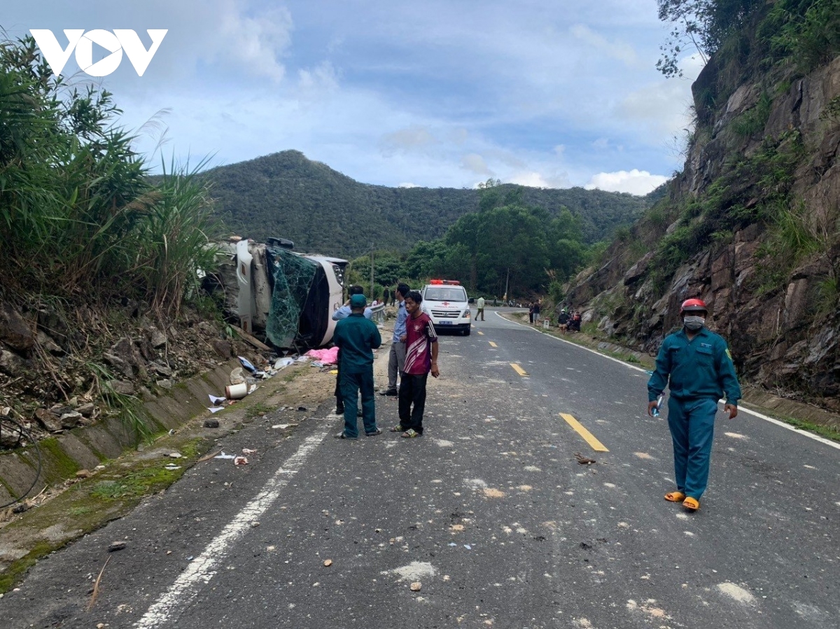 Four Chinese killed as passenger bus overturns in central Vietnam